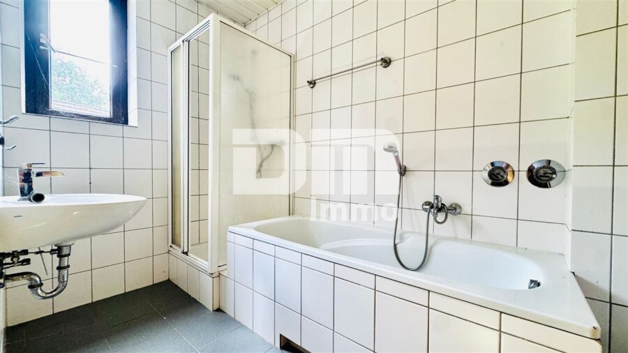 Großzügiges Einfamilienhaus mit viel Platz, riesigem Gartenareal und viel Potenzial - EG Bad / Wanne